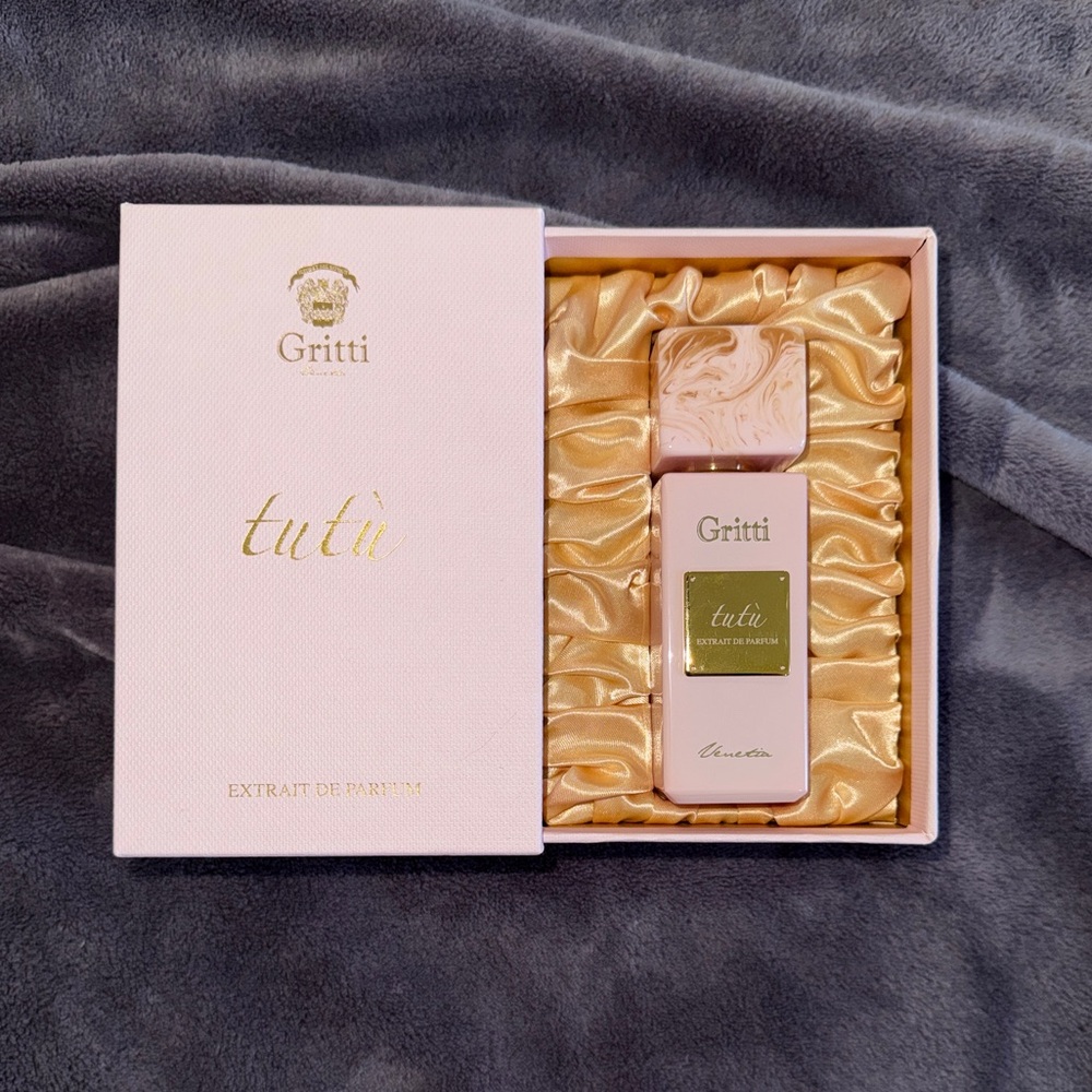 Tutu Extrait de Parfum - Elegant White and Gold Fragrance